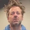 右邊跳舞的人